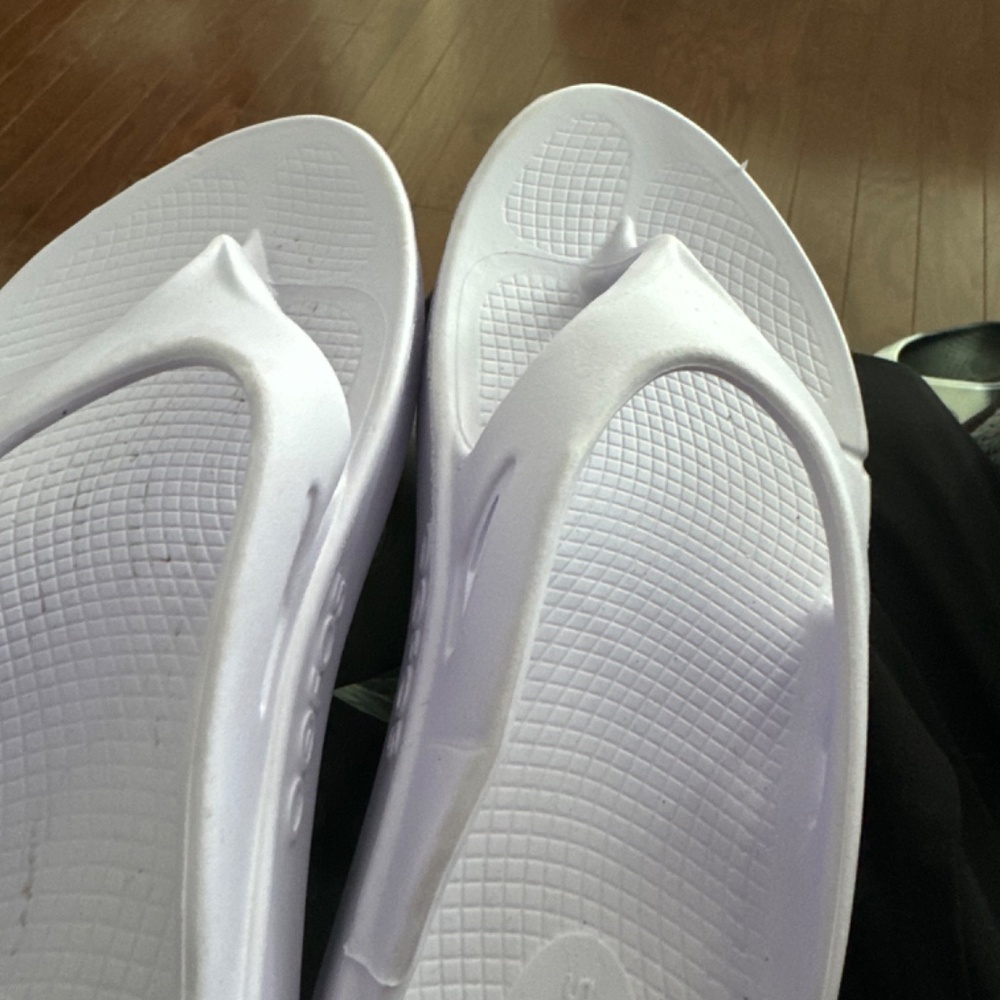 Oofos flip flop women 11